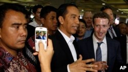 Presiden Joko Widodo bersama CEO Facebook Mark Zuckerberg dalam kunjungan ke sebuah pasar di Jakarta. (Foto: Dok)