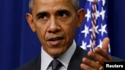 Presiden Barack Obama menandatangani RUU pendanaan darurat pemerintah federal, Rabu (16/12) malam (foto: dok).
