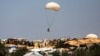 Bantuan kemanusiaan dijatuhkan di air terjun Khan Yunis di dekat tenda-tenda yang menampung warga Palestina yang mengungsi akibat konflik di Jalur Gaza selatan pada 4 Juni 2024. (Foto: AFP)