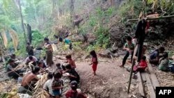 စစ်အာဏာသိမ်းကောင်စီတပ်နဲ့ ဒေသခံချင်းကာကွယ်ရေးတပ်တို့ကြား တိုက်ပွဲတွေကြောင့် ထွက်ပြေးနေရတဲ့ ဒေသခံပြည်သူများ။ (မေ၊ ၂၀။ ၂၀၂၁)