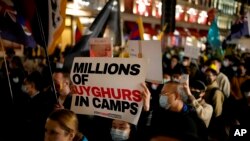 Para demonstran Inggris mendukung penduduk Tibet, etnis Uighur dan warga Hong Kong dalam aksi protes menentang Partai Komunis China yang bertepatan dengan Hari Nasional Republik Rakyat China ke-72 di London, 1 Oktober 2021. 