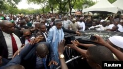 Shugaba Buhari a Abuja bayan sallar Eid.