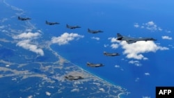 Dalam foto yang dirilis tanggal 18 September 2017 oleh Kementerian Pertahanan Korea Selatan menunjukkan pesawat jet tempur AS dan Korea Selatan terbang di atas langit Korea Selatan dalam latihan militer gabungan untuk melawan tes peluncuran nuklir dan misil Korea Utara. 