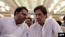 ملازمت کے لیے حکومت کی طرف نہ دیکھنے کے فواد چوہدری کے بیان پر ٹوئٹر صارفین کی طرف سے انہیں شدید تنقید کا سامنا ہے۔ (فائل فوٹو)