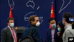 Koresponden The New York Times di Beijing, Steven Lee Myers (kiri) di ruang briefing wartawan, kantor Kemenlu China di Beijing. (Foto: dok). Banyak jurnalis asing di China diberi visa jangka pendek selama tiga bulan, sehingga mempersulit perjalanan di dalam negara China.