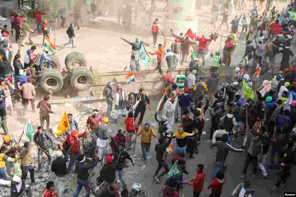 پولیس نے دارالحکومت کی جانب بڑھنے والے کسانوں کو روکنے کے لیے آنسو گیس کی شیلنگ اور لاٹھی چارج بھی کیا۔ جس کے جواب میں کسان بپھر گئے اور انہوں نے پولیس اہلکاروں پر بھی حملہ کیا۔