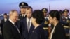 Arhiva - Predsednik Rusije Vladimir Putin rukue se sa kineskom državnom savetnicom Šen Jikvin, nakon sletanja na Međunarodni aerodrom uPekingu, 16. maja 2024.