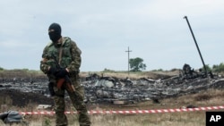 Proruski borac čuva mesto na kojem se srušio avion Malezija erlajnsa, u blizini sela Grabovo