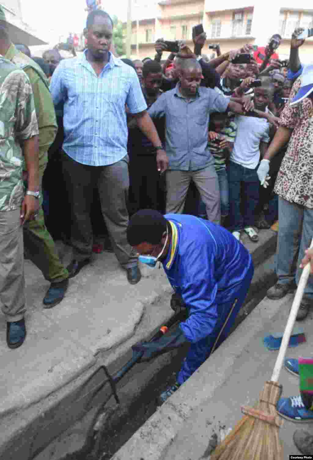 Shugaban Kasar Tanzania John Magufuli ya jagoranci wani aikin tsabtacen kasar a bikin tunawa da ranar samun 'yancin kai karo na 54.