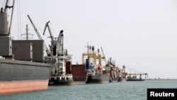 Sejumlah kapal terlihat di Pelabuhan Hodeida, Yaman, 14 Mei 2019. (Foto: REUTERS/Abduljabbar)