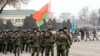 Tentara Belarusia dari Organisasi Perjanjian Keamanan Kolektif (CSTO) menghadiri upacara yang menandai berakhirnya misi CSTO di Almaty, pada 13 Januari 2022. (Alexandr BOGDANOV / AFP)
