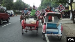 Rombongan tukang becak yang akan bertugas di pernikahan putra Presiden Joko Widodo di Solo. (VOA/Yudha Satriawan)