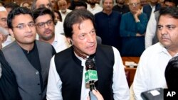 وزیراعظم عمران خان قومی اسمبلی میں تقریر کر رہے ہیں۔ فائل فوٹو