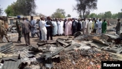 Gwamna Kashim Shettima yana ziyarar kasuwar garin Bama da aka kona kurmus a watan Afrilun 2013. Gwamnatinsa ta ba mkutanen garin agajin Naira miliyan 100