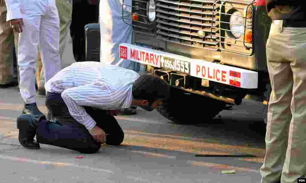 فورنسک ماہر شواہد اکٹھے کرنے کیلئے گاڑی کا جائزہ لے رہا ہے