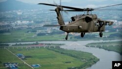 Helikopter yang membawa Ketua Gabungan Kepala Staf Jenderal Joseph Dunford terbang dekat Pyeongtaek, South Korea, 13 Agustus 2017.