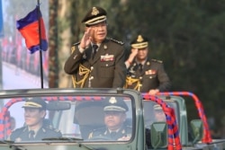 រុបឯកសារ៖ នាយក​រដ្ឋមន្រ្តី​កម្ពុជា​លោក ហ៊ុន សែន (ឆ្វេង) និង​កូនប្រុស​ច្បង​របស់​លោក គឺ​លោក ហ៊ុន ម៉ាណែត (ខាងក្រោយ) ក្នុង​ពេល​ចុះ​ត្រួត​ពិនិត្យ​កងទ័ព​នៅ​ទីក្រុង​ភ្នំពេញ នៃ​ប្រទេស​កម្ពុជា នៅ​ថ្ងៃទី ២៤ ខែមករា ឆ្នាំ ២០១៩។