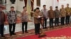 Presiden baru Indonesia Prabowo Subianto, tengah, mengumumkan susunan kabinet menteri yang baru dilantik, di Istana Merdeka, di Jakarta, Minggu 20 Oktober 2024.