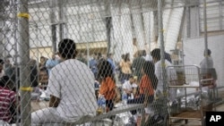 Foto dari Dinas Perlindungan Perbatasan dan Bea Cukai AS menunjukkan orang-orang yang ditahan karena memasuki wilayah AS secara ilegal, pada di fasilitas penahanan McAllen, Texas, 17 Juni 2018.