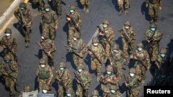 Tentara Myanmar berjalan di sepanjang jalan selama protes terhadap kudeta militer di Yangon, Myanmar, 28 Februari 2021. (Foto: Reuters)
