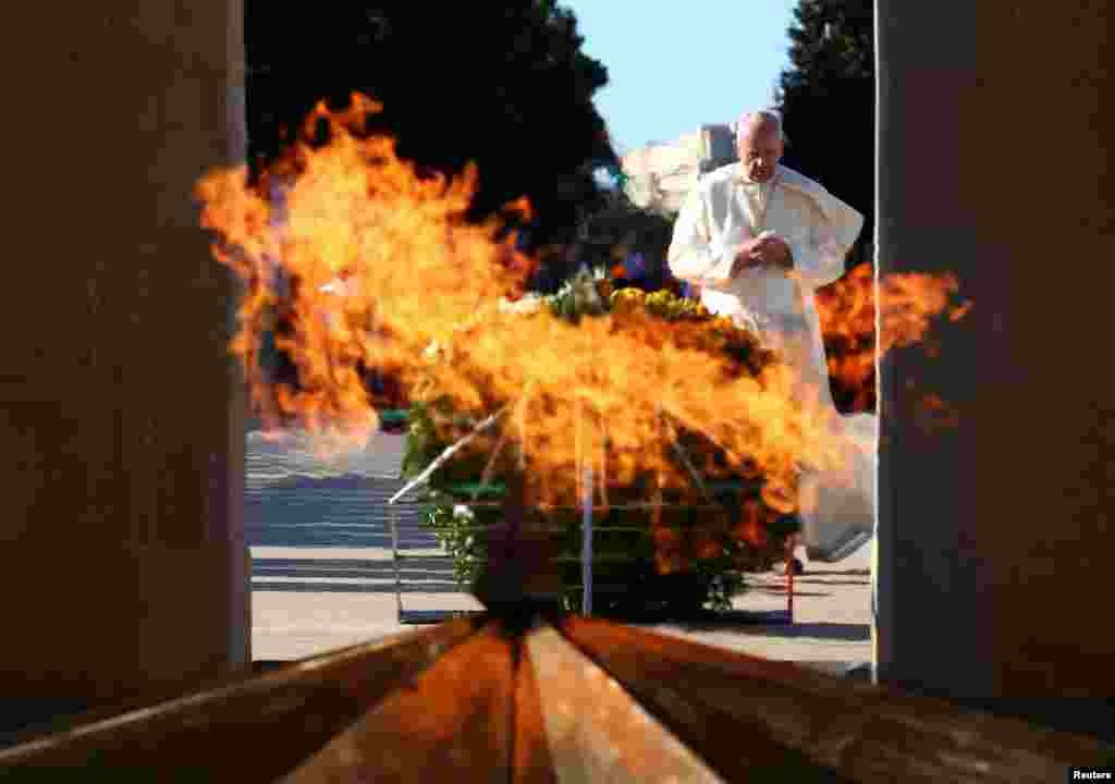 Pope Francis visits the Shadhidlar Hiyabani Monument to the Fallen Heroes in Baku, Azerbaijan.