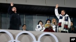 Tomas Bah, predsednik Međunarodnog olimpijskog komiteta i južnokorejski predsednik Mun Džae-in na ceremoniji zatvaranja Zimskih olimpijskih igara 2018. u Pjongčangu.