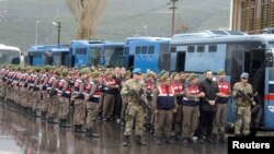 Arhiva - Turski vojnici optuženi za pokušaj ubostva predsednika Tajipa Erdogana u noći neuspelog puta 15. jula, sprovode su u sud u Mugli, 8. marta 2017. 