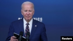 Presiden AS Joe Biden mendengar pertanyaan dari reporter dalam konferensi pers di Gedung Putih, Washington, pada 23 Oktober 2023. (Foto: Reuters/Leah Millis)