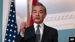 Menteri Luar Negeri China, Wang Yi, mengadakan konferensi pers setelah melangsungkan pertemuan dengan Menteri Luar Negeri AS, Antony Blinken, di Departemen Luar Negeri di Washington, pada 26 Oktober 2023. (Foto: AP/Jose Luis Magana)