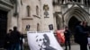 Plakat u znak podrške osnivaču Vikiliksa Džulijanu Asanžu ispred Kraljevskog suda pravde u Londonu, 23. oktobru 2021. 