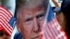 Seorang pendukung pro-Trump memegang potret mantan Presiden AS Donald Trump selama demonstrasi di Huntington Beach, California, Minggu 14 Juli 2024, sehari setelah Trump ditembak dalam acara kampanyenya.