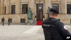 Полицајци ја чуваат палатата на Република Српска откако босанското обвинителство нареди притвор на тројца високи функционери на босанските Срби поради серија сепаратистички акции, во босанскиот град Бања Лука, 240 километри северозападно од Сараево, 12 март 2025 година.