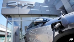 Sebuah mobil listrik BYD ATTO 3 sedang diisi daya saat dipajang di sebuah diler BYD pada 4 April 2023, di Yokohama dekat Tokyo. (Foto: AP)