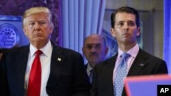 ARHIVA -Bivši predsednik Donald Tramp, finansijski direktor njegove kompanije Alen Vajselberg (C) i sin Donald Tramp mlađi, (Foto: AP/Evan Vucci)