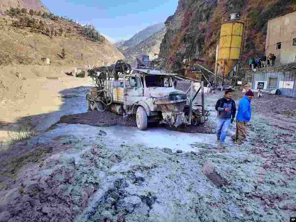 گلیشیئر کے تودے نے 13 اعشاریہ دو میگاواٹ کے رشی گنگا ہائیڈرو الیکٹرک پروجیکٹ کو نقصان پہنچایا جب کہ تودے سے سڑکوں اور پلوں کو بھی نقصان پہنچا۔