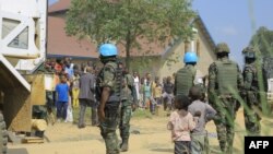 Basoda ba kimya ba MONUSCO na bisika bombe moko artisanale ebeti na ndako ya Nzambe moko ya katoliko Emmanuela Butsili, na Beni, Nord-Kiv, 27 juin 2021. 