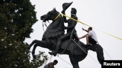 Демонстранти се обидуваат да ја урнат статуата на американскиот претседател Ендрју Џексон пред Белата куќа за време на протестите за расна нееднаквост во Вашингтон, 22 јуни 2020 година (Фото: Ројтерс)