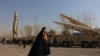 Warga melihat berbagai rudal yang ditampilkan dalam pameran rudal oleh paramiliter Garda Revolusi Iran di Teheran (foto: ilustrasi). 