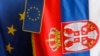 ARHIVA - Zastave EU i Srbije u prodavnici u Beogradu, 28. februar 2012. (Foto: Reuters/Ivan Milutinović)