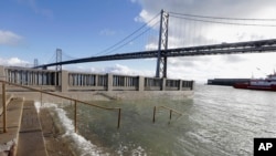 ARSIP – Foto yang diambil tanggal 11 Januari 2017 menunjukkan air laut merendam tangga di sepanjang Embarcadero di San Fransicao (foto: AP Photo/Jeff Chiu, Arsip)