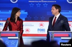 Bivša ambasadorka u UN Niki Hejli i guverner Floride Ron DeSantis tokom druge debate republikanskih kandidata za predsedničku nominaciju, u Predsedničko biblioteci Ronald Regan u Simi Veliju, Kalifornija, 27. septembra 2023.