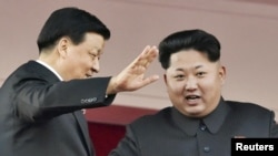 지난 10월 북한 평양에서 열린 노동당 창건 70주년 기념식에서 중국 대표단을 이끌고 방북한 류윈산 공산당 정치국 상무위원(왼쪽)이 김정은 국방위원회 제1위원장(오른쪽)과 함께 열병식을 참관하고 있다. (자료사진)