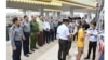 မြန်မာနိုင်ငံအတွင်း တရားမဝင်, ဝင်ရောက်နေကြတဲ့ တရုတ်နိုင်ငံသား အယောက် ၃၀၀ ကို ပြန်လည်လွှဲပြောင်းပေးအပ်စဥ်။ (ဖေဖေါ်ဝါရီ ၂၁၊ ၂၀၂၅/ဓာတ်ပုံ-နေပြည်တော်)