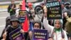 Para pengunjuk rasa meneriakkan slogan-slogan saat unjuk rasa menentang dugaan kecurangan pemilu presiden 14 Februari di luar kantor Bawaslu di Jakarta, Senin, 19 Februari 2024. (Foto: AP/Achmad Ibrahim)