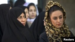 Para pemimpin Iran membatasi gerak kaum perempuan dan mendorong domestifikasi mereka. Perempuan hanya dijadikan alat peraih suara. (Foto: Dok)