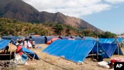 Masih banyak warga yang tinggal di tenda-tenda darurat pasca gempa di Sembalun, Lombok (6/8). 
