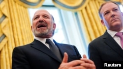 Howard Lutnik, sosok yang ditunjuk Presiden AS Donald Trump untuk menjabat posisi Menteri Perdagangan, berbicara dalam sebuah kesempatan di Ruang Oval di Gedung Putih, Washington, D.C., pada 14 Februari 2025. (Foto: Reuters/Nathan Howard)