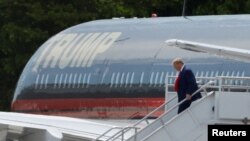Donald Tramp izlazi iz aviona u Majamiju. (Foto:REUTERS/Marco Bello)