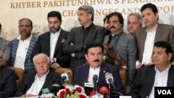 د خېبرپښتونخوا ګورنر فېصل کريم کنډي ټول ګونديزه غونډه